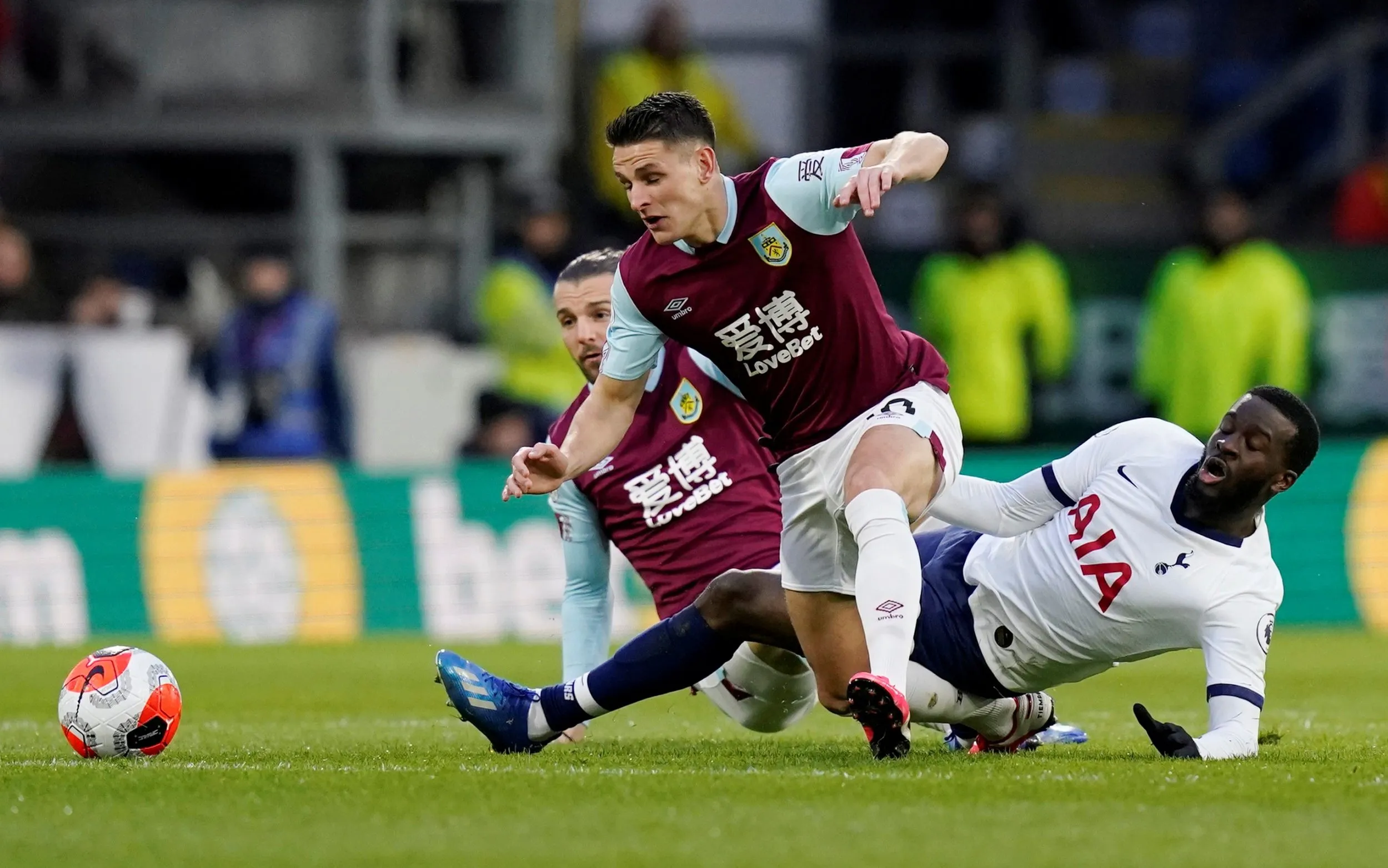 Burnley vs Tottenham Hotspur cũng đã có cơ hội chạm trán nhau trên sân