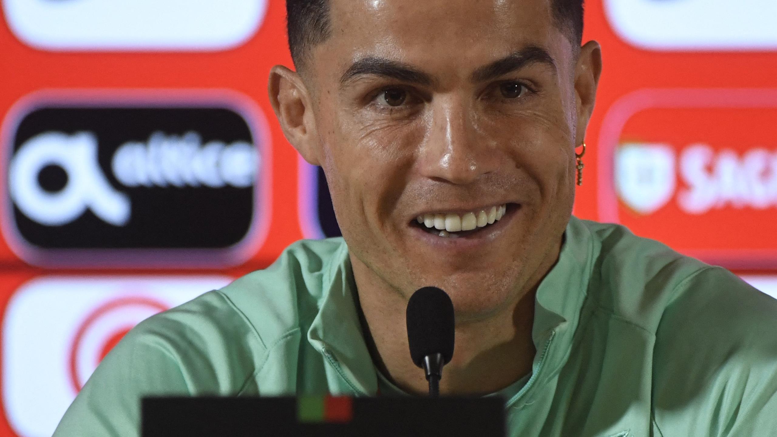 Cristiano Ronaldo phát biểu họp báo trước giờ G